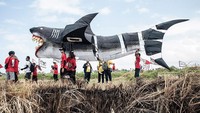  Di Indonesia, kerap diadakan festival untuk layang-layang. Di festival ini berbagai macam bentuk unik layang-layang diterbangkan.  Putu Sayoga/Getty Images  