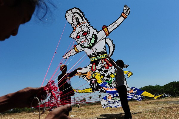 Pada tahun 2014 lalu, Sekitar 1.322 layang-layang tradisional diterbangkan selama Festival tahunan tiga hari di Bali. Robertus Pudyanto/Getty Images  Pada tahun 2014 lalu, Sekitar 1.322 layang-layang tradisional diterbangkan selama Festival tahunan tiga hari di Bali. Robertus Pudyanto/Getty Images Â
