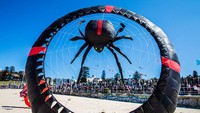 Di Bondi, Sydney, Australia ada festival layang-layang bernama Festival of the Winds yang merupakan festival layang-layang terbesar di Australia. Jenny Evans/Getty Images  