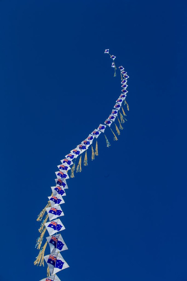 Berbagai macam bentuk layang-layang diterbangkan di pantai Sydney. Jenny Evans/Getty Images  