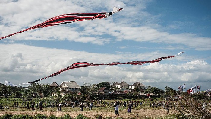 489398890 NANTONG, CHINA - SEPTEMBER 20: (CHINA OUT) People fly kites on the 16th China-Rudong International Kites Festival at Yangkou tourism resort on September 20, 2015 in Nantong, Jiangsu Province of China. 265 participants from foreign countries and domestic in 46 teams attended the event. (Photo by VCG/VCG via Getty Images)