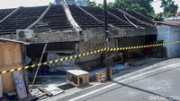 Sementara tiga orang lainnya sudah menjalani perawatan di Rumah Sakit Umum Darurat (RSUD) Tarakan yang menjadi salah satu tempat rujukan pasien COVID-19.