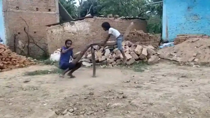 anak india bermain