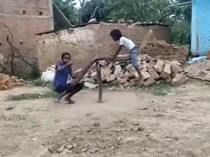 Gokil, Anak-anak Ini Bermain Jungkit-jungkit Tak Biasa