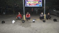 Sejak kembali dibuka pelayanan perpanjangan Surat Izin Mengemudi (SIM) dua pekan lalu, jumlah pemohon masih tinggi dan Satpas 1221 Polres Metro Depok membatasi pelayananan bagi 300 pemohon per hari dalam tiga gelombang guna menghindari kerumunan.
