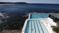 Bondi Baths adalah kolam renang umum yang ada di tepian Pantai Bondi, Australia. Bisa dicapai dengan berjalan kaki di Bondi Walk. Sedangkan Bondi sendiri merupakan pantai paling terkenal di Sydney. Nah, kalau Anda ingin mencoba berenang yang beda, bisa datang ke kolam renang ini.