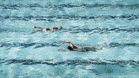 Kolam renang berukuran olimpic ini memiliki air yang berwarna biru dan telah menjadi tuan rumah dari Bondi Iceberg. Keunikan lainnya adalah, airnya. Kebanyakan air kolam renang merupakan air tawar dan menggunakan kaporit. Kolam yang sudah berdiri lebih dari 100 tahun ini menggunakan air laut. Meski begitu, suhu air di kolam ini selalu lebih dingin dari air laut.