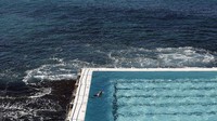 Berada di atas batu karang, kolam ini kadang didatangi semburan ombak. Terutama saat angin sedang besar dan ombak pun menjadi lebih tinggi. Menyeramkan? Justru ini daya tarik tersendiri bagi pengunjung yang berenang di sini.