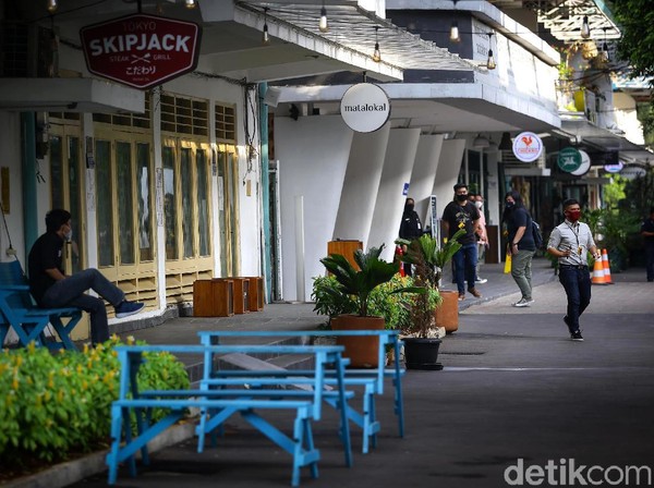 Seperti diketahui, tempat nongkrong milenial di kawasan Jakarta Selatan, M Bloc Space kembali dibuka untuk umum sejak Senin (15/6) kemarin, setelah sebelumnya ditutup imbas pandemi COVID-19. Seperti diketahui, tempat nongkrong milenial di kawasan Jakarta Selatan, M Bloc Space kembali dibuka untuk umum sejak Senin (15/6) kemarin, setelah sebelumnya ditutup imbas pandemi COVID-19.