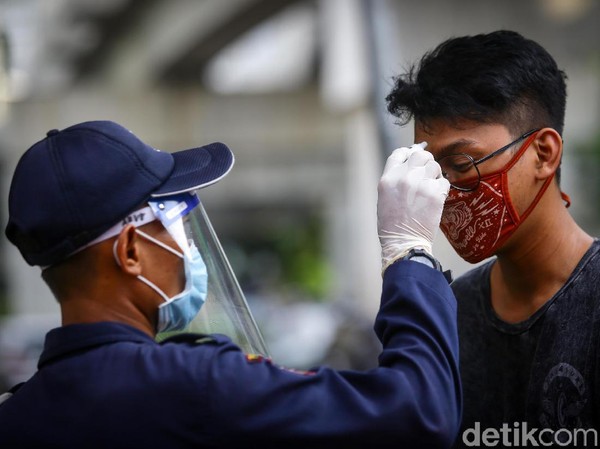 Setelah dibuka kembali untuk umum, sejumlah protokol kesehatan diterapkan guna mencegah penyebaran COVID-19, mulai dari pemeriksaan suhu tubuh sebelum masuk kawasan M Bloc Space hingga mengenakan masker. Setelah dibuka kembali untuk umum, sejumlah protokol kesehatan diterapkan guna mencegah penyebaran COVID-19, mulai dari pemeriksaan suhu tubuh sebelum masuk kawasan M Bloc Space hingga mengenakan masker.