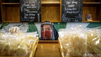 Sejumlah protokol kesehatan tersebut tak hanya diterapkan bagi para pengunjung, para pegawai yang bekerja di toko-toko yang berada di area M Bloc Space juga diwajibkan untuk mengenakan masker maupun face shield atau pelindung wajah saat bekerja.