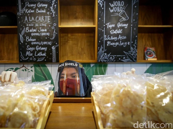 Sejumlah protokol kesehatan tersebut tak hanya diterapkan bagi para pengunjung, para pegawai yang bekerja di toko-toko yang berada di area M Bloc Space juga diwajibkan untuk mengenakan masker maupun face shield atau pelindung wajah saat bekerja. Sejumlah protokol kesehatan tersebut tak hanya diterapkan bagi para pengunjung, para pegawai yang bekerja di toko-toko yang berada di area M Bloc Space juga diwajibkan untuk mengenakan masker maupun face shield atau pelindung wajah saat bekerja.