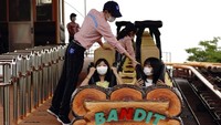 Tak hanya pengunjung, para pegawai di taman hiburan itu pun diwajibkan untuk mengenakan masker.