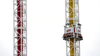Selain mengenakan masker, protokol kesehatan yang juga diterapkan oleh pihak taman bermain Yomiuri Land adalah penerapan physical distancing di sejumlah wahana bermain yang ada di taman hiburan tersebut.