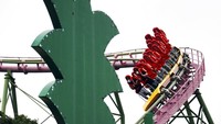 Sejumlah pengunjung tampak asyik bermain roller coaster di taman hiburan Yomiuri Land yang berada di kawasan Tokyo, Jepang, Selasa (16/6/2020).