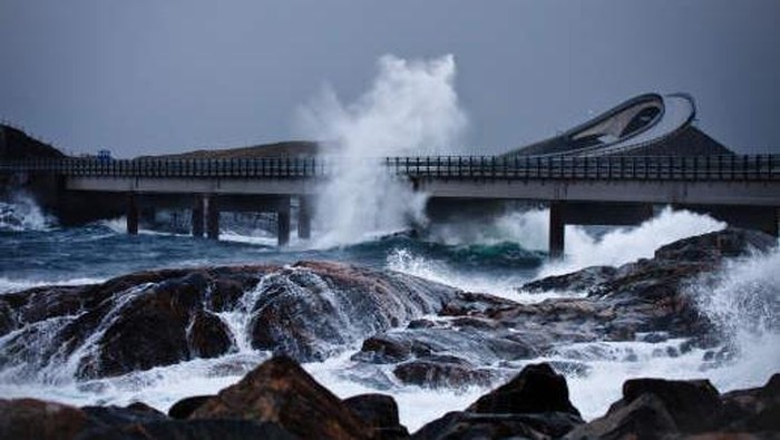 Atlantic ocean road atau Atlanterhavsvegen