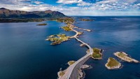 Atlanterhavsvegen memiliki panjang 8,3 km dari Desa Karvag di Veroy sampai Viyang di Eida, Norwegia. (Getty Images/iStockphoto)