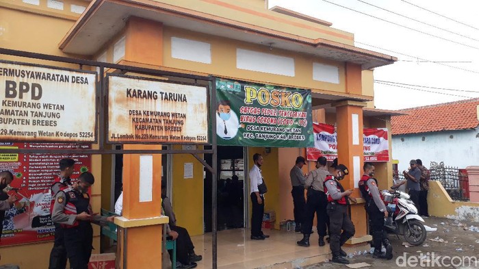 Balai Desa Kemurang Wetan, Kecamatan Tanjung, Kabupaten Brebes dijaga polisi, Selasa (16/6/2020).