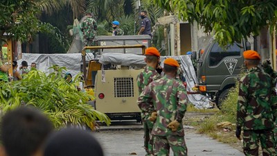 Bangkai Pesawat Tempur Hawk 200 Dievakuasi TNI