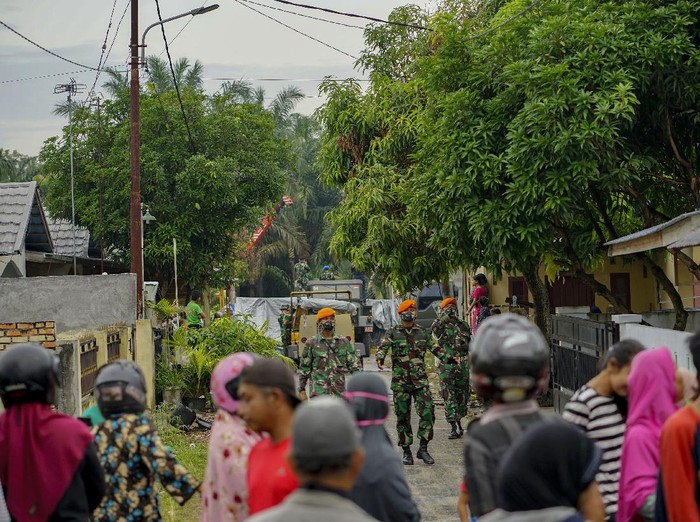 Bangkai Pesawat Tempur Hawk 200 Dievakuasi TNI Bangkai pesawat tempur jenis Hawk 200 yang jatuh di Kabupaten Kampar, Riau, dievakuasi. Evakuasi itu dilakukan oleh personel TNI AU Lanud Roesmin Nurjadin.