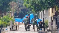Sejumlah prajurit TNI berjaga di sekitar lokasi jatuhnya pesawat tempur Hawk 200 TT 0209.