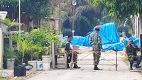 Seperti diketahui, pesawat tempur TNI AU jenis Hawk 200 TT 0209 itu jatuh Senin (15/6) pukul 08.13 WIB. Ada dua rumah kosong yang tertimpa pesawat. Untungnya tak ada korban jiwa dari peristiwa tersebut. Sementara pilot pesawat, Lettu Pnb Apriyanto Ismail, berhasil keluar menggunakan kursi lontar. 