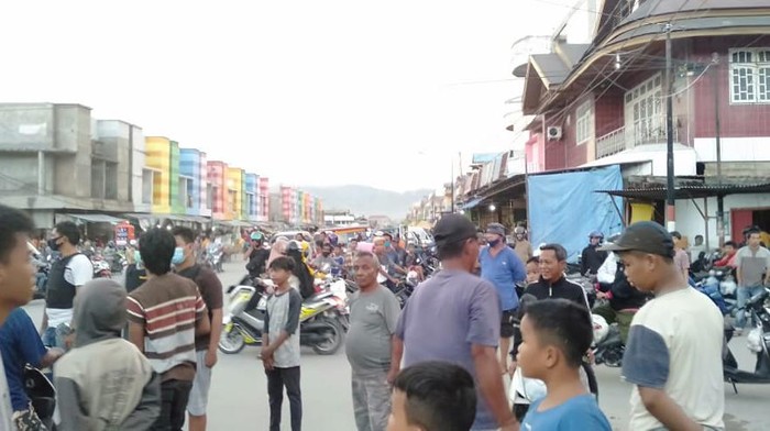 Bentrok Satpol PP vs pedagang Pasar Manonda di Palu