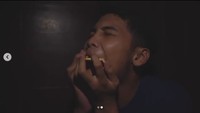 Biskuit jadi salah satu camilan favoritnya lihat saja nih suapan lahapnya saat ngemil biskuit. Foto: Instagram @bintangemon