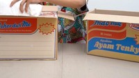 Terakhir ini pose Bintang saat sedang sibuk unboxing kardus berisi mie instan yang digemarinya. Foto: Instagram @bintangemon