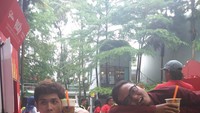 Seru-seruan bareng teman di salah satu festival, Bintang pamer pose kekenyangan di depan miniatur besar biskuit Pocky. Foto: Instagram @bintangemon