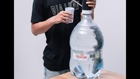Tak neko-neko, Bintang memang selalu memilih air putih sebagai minuman kesukaannya. Bahkan teman-teman terdekatnya mengaku bahwa Bintang ini selalu minta air putih saat ditawarkan minuman lain. Foto: Instagram @bintangemon