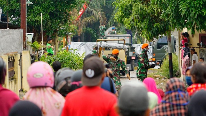 Bodi jet tempur Hawk 209 milik TNI AU dievakuasi dari lokasi jatuh