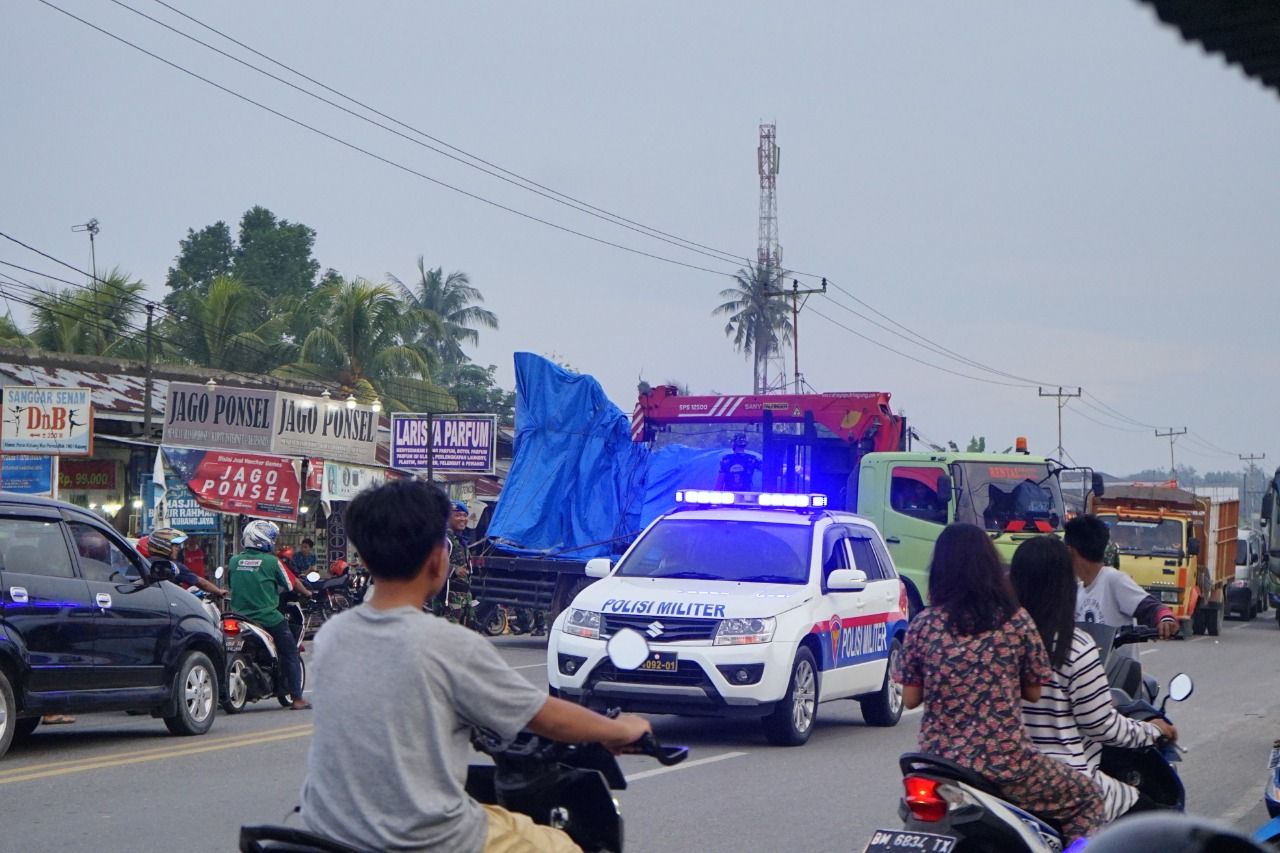 Bodi jet tempur Hawk 209 milik TNI AU dievakuasi dari lokasi jatuh