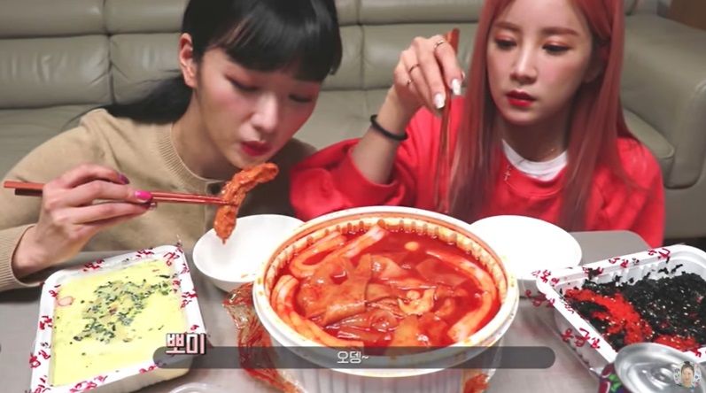 5 Keseruan Mukbang Bomi Apink