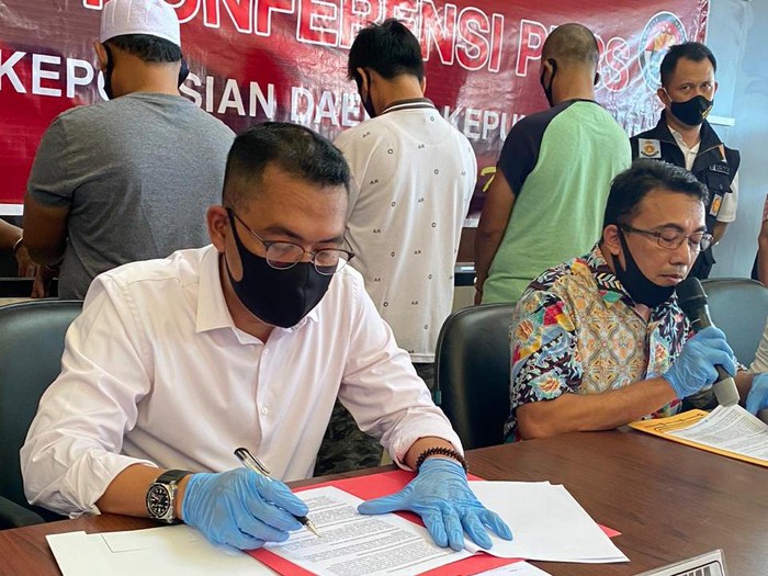 Dirreskrimum Polda Kepri Kombes Arie Dharmanto (kemeja putih) saat konferensi pers.