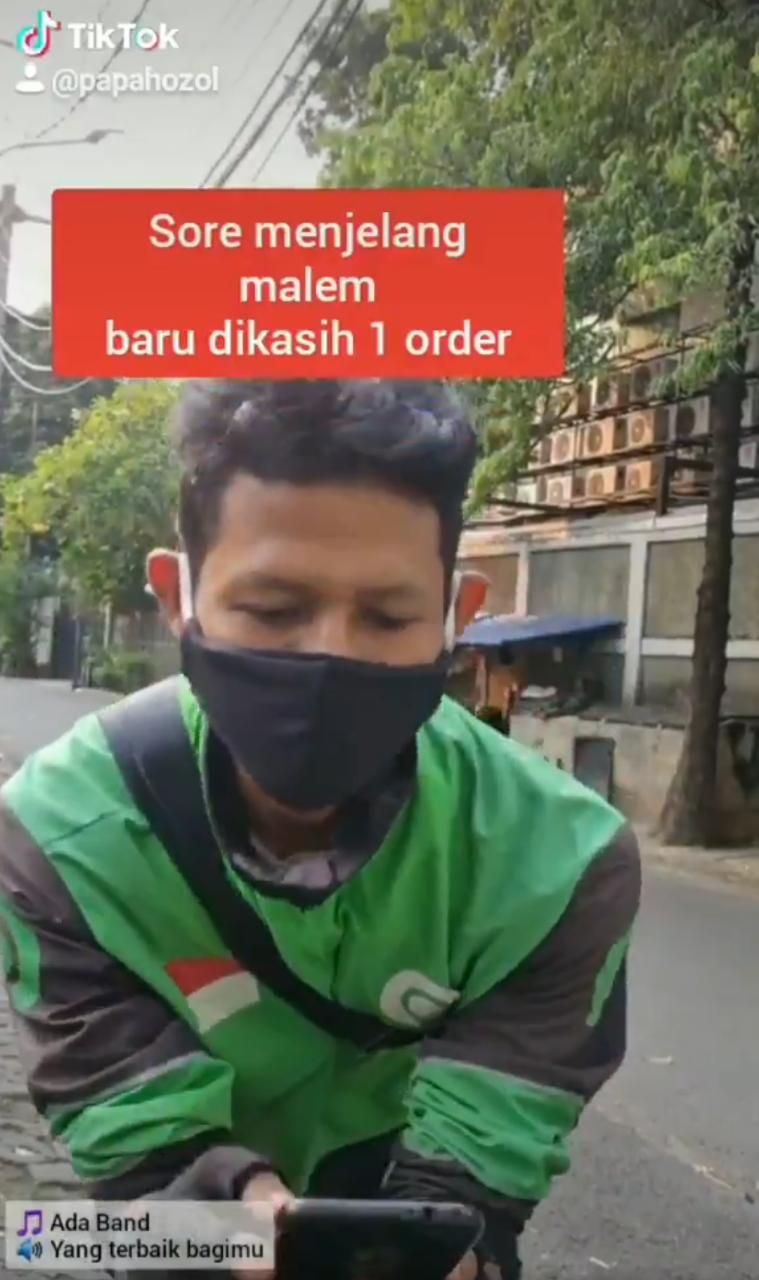 driver ojol belikan es krim