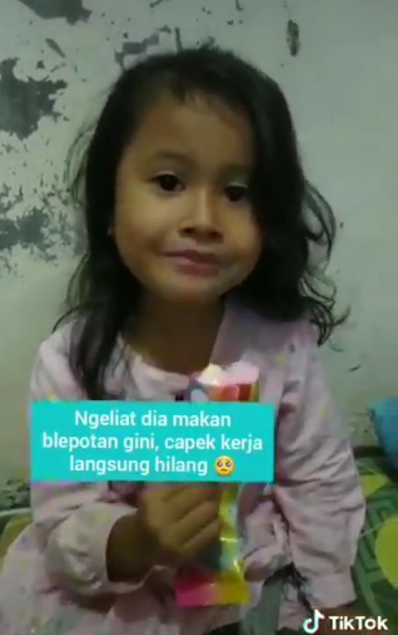 driver ojol belikan es krim