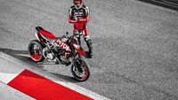 Tidak hanya grafis baru, Hypermotard 950 RVE juga dilengkapi peningkatan teknologi seperti penyematan Ducati Quick Shift (DQS) untuk mempermudah pergantian gigi.  Foto: Ducati