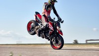 Pun untuk kenyamanan berkendara, Hypermotard 950 RVE punya teknologi keamanan seperti Bosch Cornering ABS with Slide Brake function, Ducati Traction Control EVO, dan Ducati Wheelie Control EVO.  Foto: Ducati