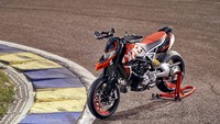 Dari jantung mekanisnya, Hypermotard 950 RVE ditenagai mesin twin-cylinder 973 cc Testastretta 11° yang mampu memuntahkan tenaga sebesar 114 hp di 9.000 rpm dan torsi 96 Nm dan 80 persen didapat saat 3.000 rpm. Foto: Ducati