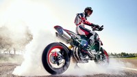 Tampilan makin agresif berkat rangka teralis alumunium yang dibiarkan terlihat serta knalpot kembar di bawah jok berwarna hitam dengan aksen merah. Motor akan tersedia untuk dipesan di seluruh dunia di dealer Ducati mulai bulan Juli. Foto: Ducati