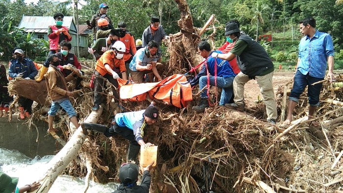 Evakuasi Korban Banjir Bandang-Longsor di Jeneponto