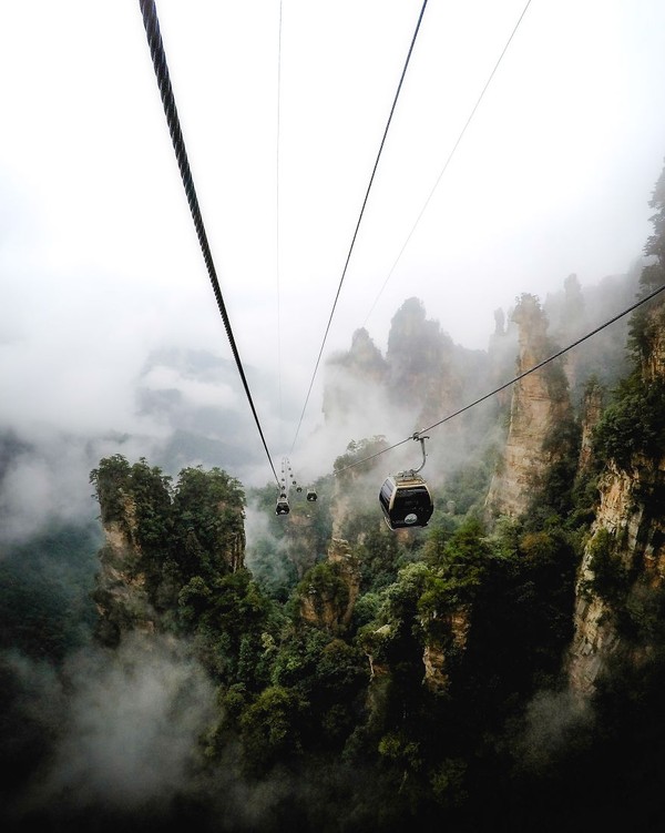 Kereta gantung di dalam Taman Nasional Zhangjiajie, China. Di dalam taman, ada lebih dari 8.000 gunung tebing, menjulang ke langit. Istimewa/dok. Bored Panda/@sjoerdbracke Kereta gantung di dalam Taman Nasional Zhangjiajie, China. Di dalam taman, ada lebih dari 8.000 gunung tebing, menjulang ke langit. Istimewa/dok. Bored Panda/@sjoerdbracke