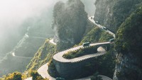 Potret keindahan jalan berliku di Gunung Tianmen, Tiongkok. Istimewa/dok. Bored Panda/@rakia10  