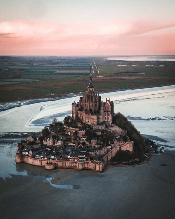 Mont Saint Michel, adalah salah satu Situs Warisan Dunia UNESCO. Mont Saint Michel Castle dibangun pada abad ke-10 dan menjadi pusat ziarah para penganut Nasrani. Istimewa/dok. Bored Panda/@arnold_maisner_photo Mont Saint Michel, adalah salah satu Situs Warisan Dunia UNESCO. Mont Saint Michel Castle dibangun pada abad ke-10 dan menjadi pusat ziarah para penganut Nasrani. Istimewa/dok. Bored Panda/@arnold_maisner_photo