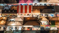 Potret jejeran tenda penjual yang ada di pasar Bangkok, Thailand. Istimewa/dok. Bored Panda/@michelle.wandering  