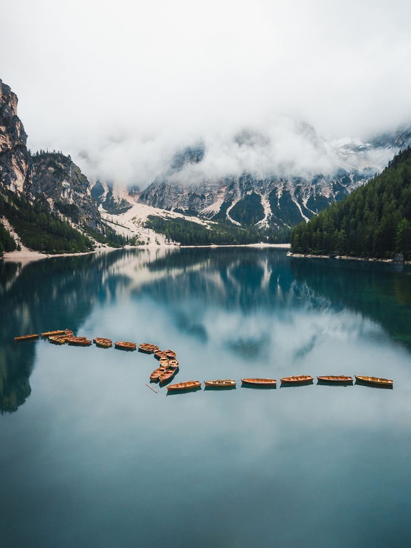 Wilayah Dolomites penuh dengan pemandangan yang indah, tapi tidak akan lengkap tanpa kunjungan ke Lago di Braies. Istimewa/dok. Bored Panda/@jamesxtheo Wilayah Dolomites penuh dengan pemandangan yang indah, tapi tidak akan lengkap tanpa kunjungan ke Lago di Braies. Istimewa/dok. Bored Panda/@jamesxtheo