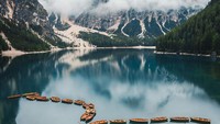 Wilayah Dolomites penuh dengan pemandangan yang indah, tapi tidak akan lengkap tanpa kunjungan ke Lago di Braies. Istimewa/dok. Bored Panda/@jamesxtheo  