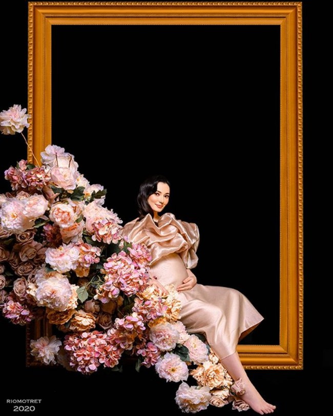 Asmirandah mengaku semenjak hamil tubuhnya jadi mudah lelah. Termasuk saat pemotretan bersama fotografer Rio Motret. Namun dia memuji kinerja kru dan stylist yang cukup cepat sehingga tidak terlalu lelah. Foto: Instagram/@asmirandah, @riomotret
