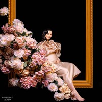 Asmirandah mengaku semenjak hamil tubuhnya jadi mudah lelah. Termasuk saat pemotretan bersama fotografer Rio Motret. Namun dia memuji kinerja kru dan stylist yang cukup cepat sehingga tidak terlalu lelah. Foto: Instagram/@asmirandah, @riomotret